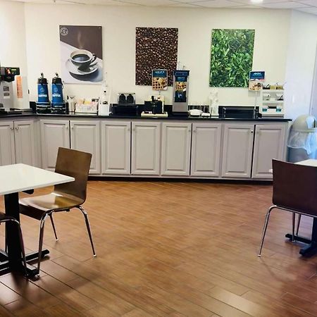 Отель Clarion Pointe Albemarle Экстерьер фото