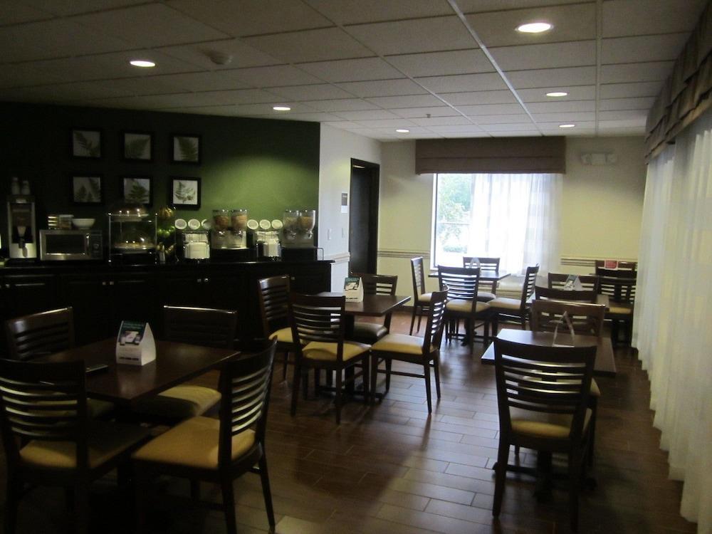 Отель Clarion Pointe Albemarle Экстерьер фото