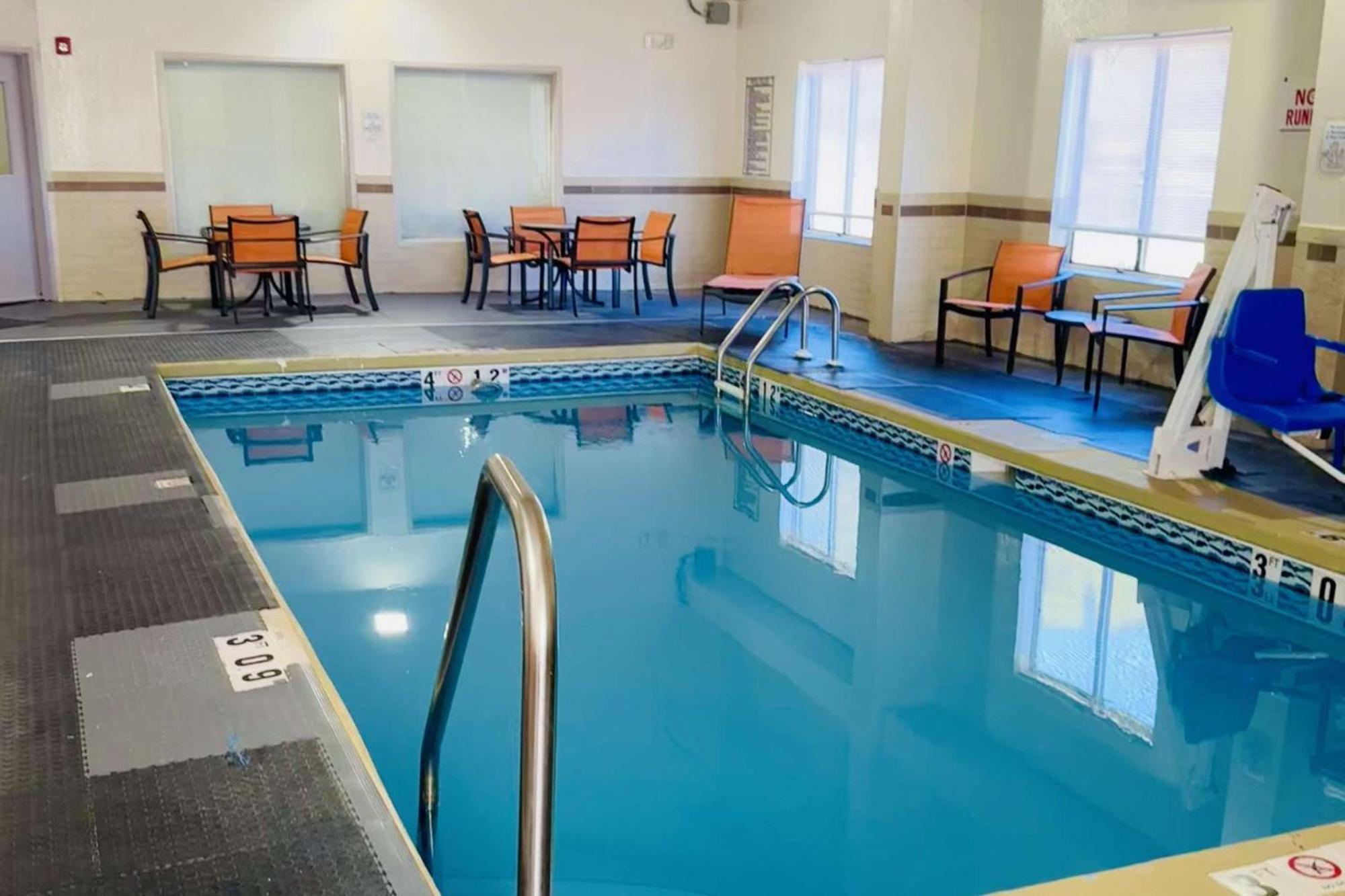 Отель Clarion Pointe Albemarle Экстерьер фото
