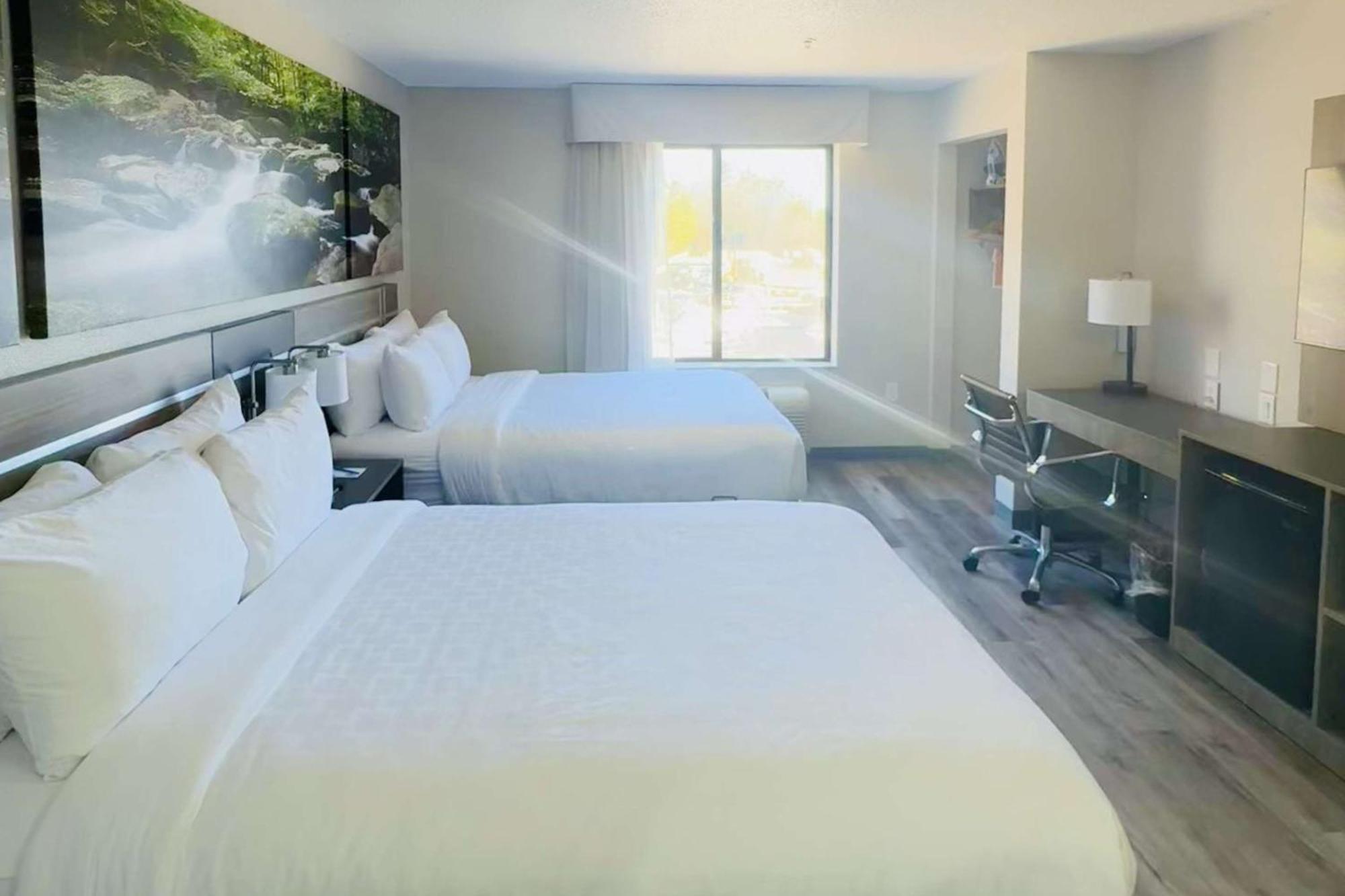 Отель Clarion Pointe Albemarle Экстерьер фото