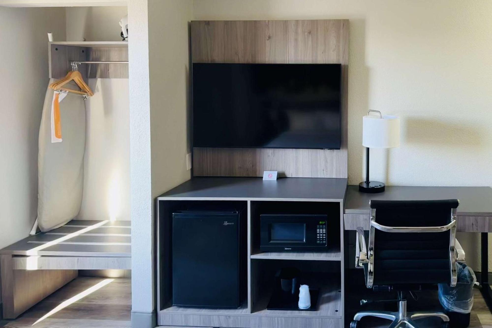 Отель Clarion Pointe Albemarle Экстерьер фото