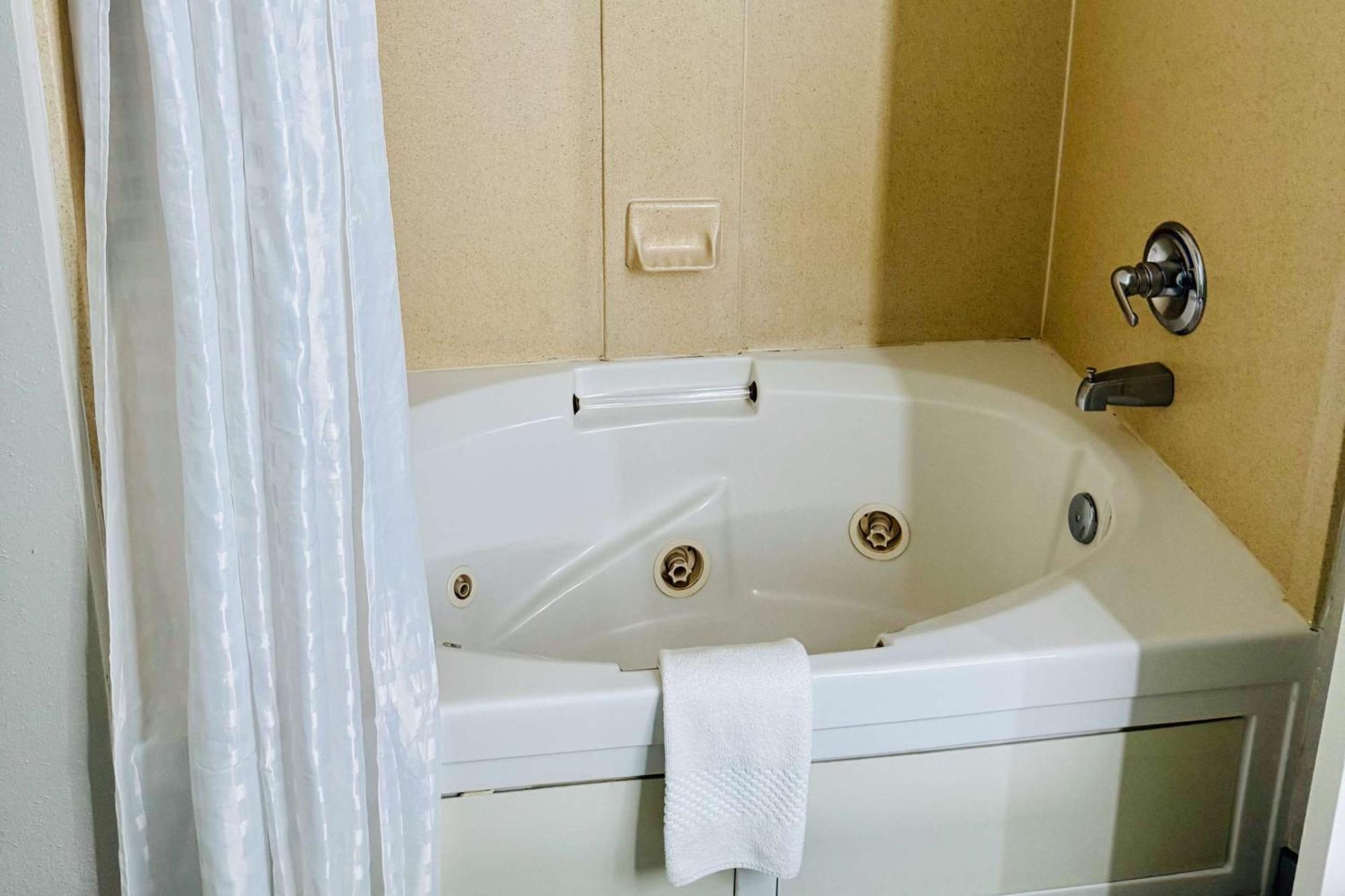 Отель Clarion Pointe Albemarle Экстерьер фото