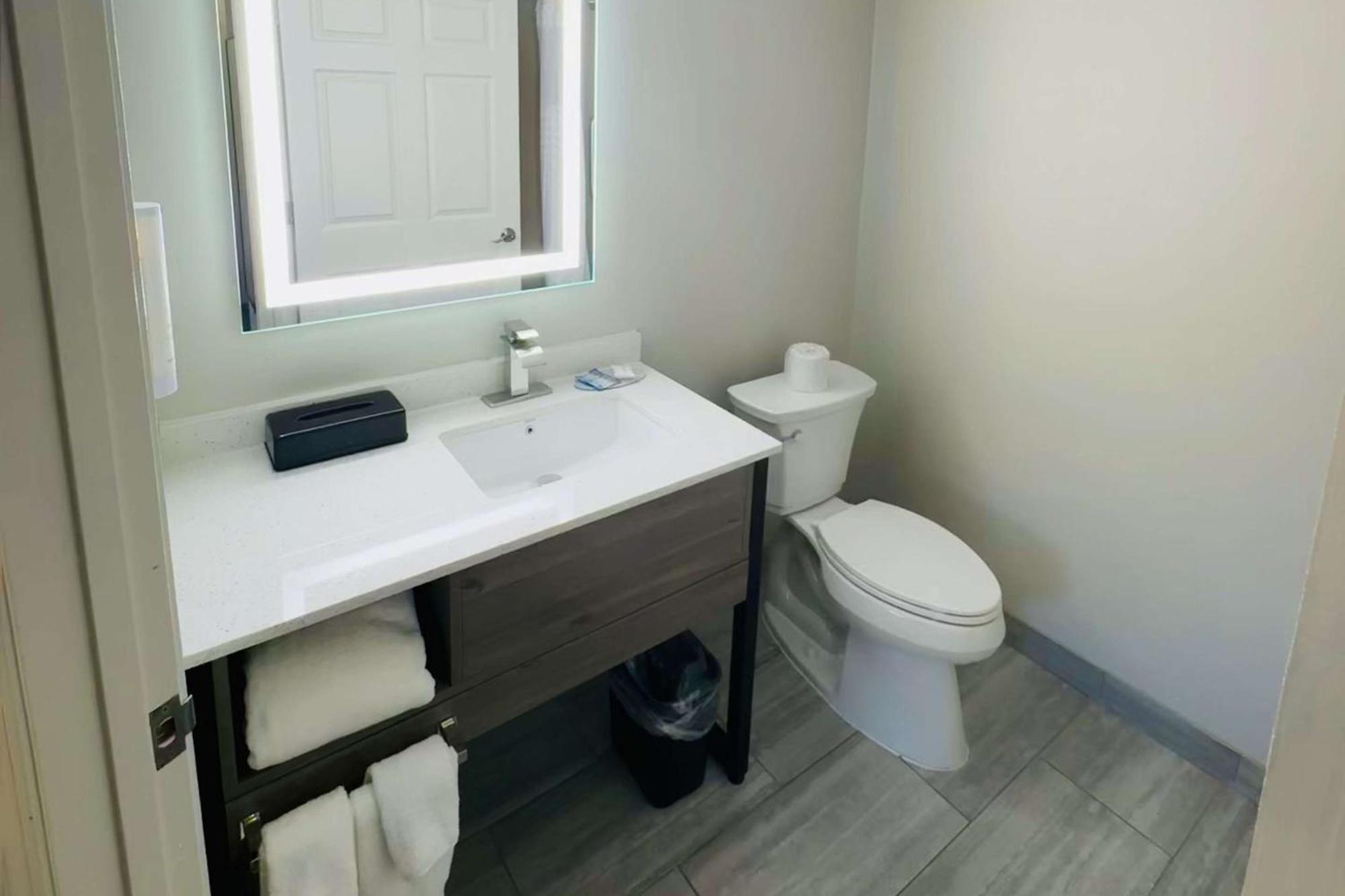 Отель Clarion Pointe Albemarle Экстерьер фото