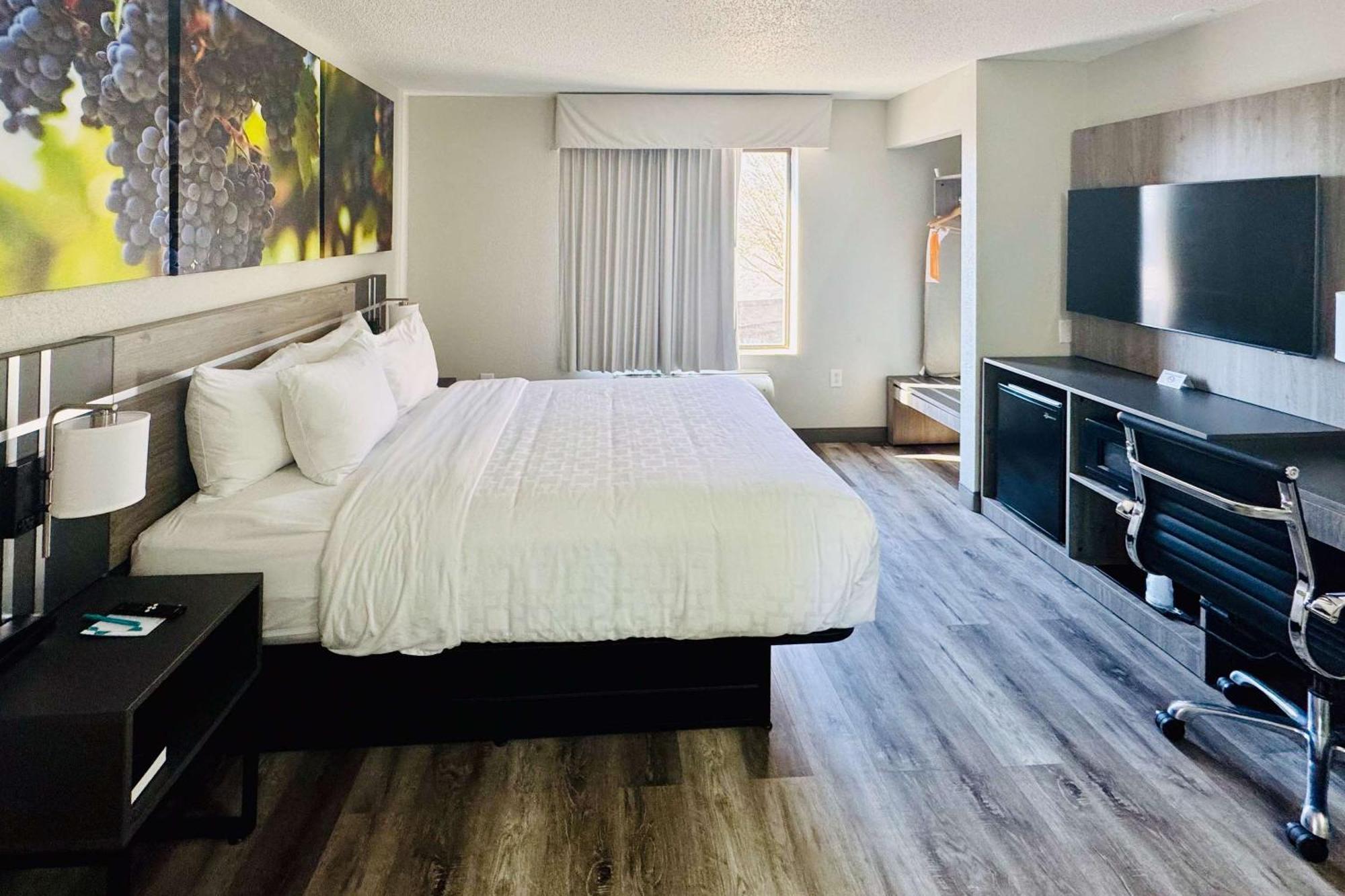 Отель Clarion Pointe Albemarle Экстерьер фото