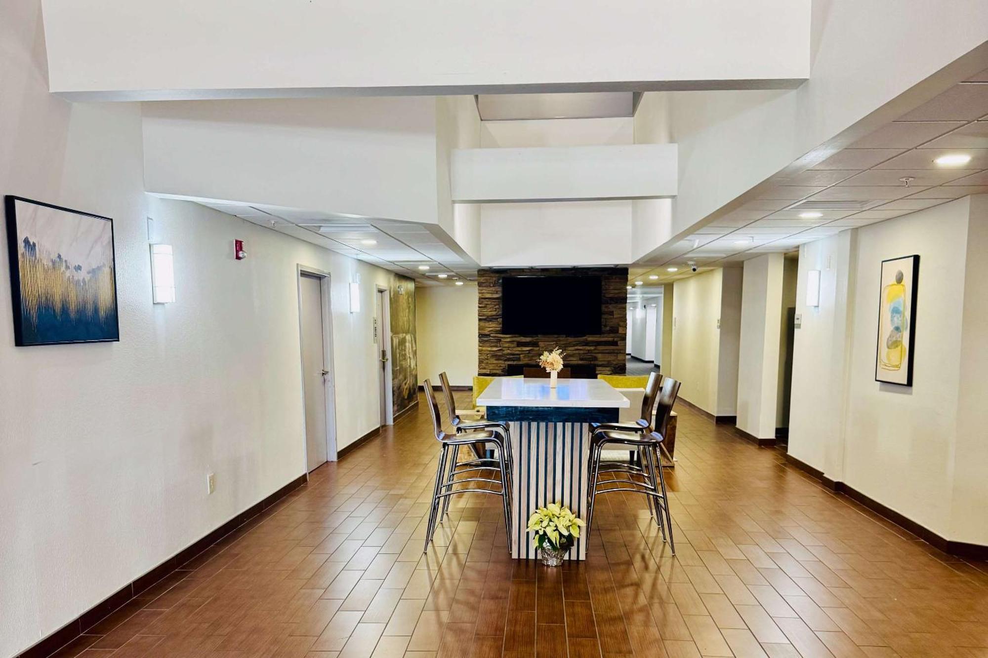 Отель Clarion Pointe Albemarle Экстерьер фото