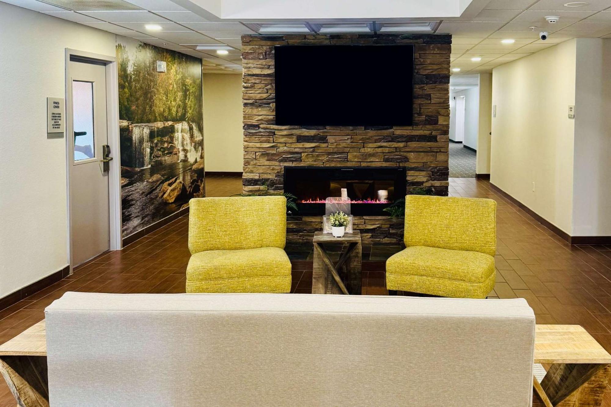 Отель Clarion Pointe Albemarle Экстерьер фото