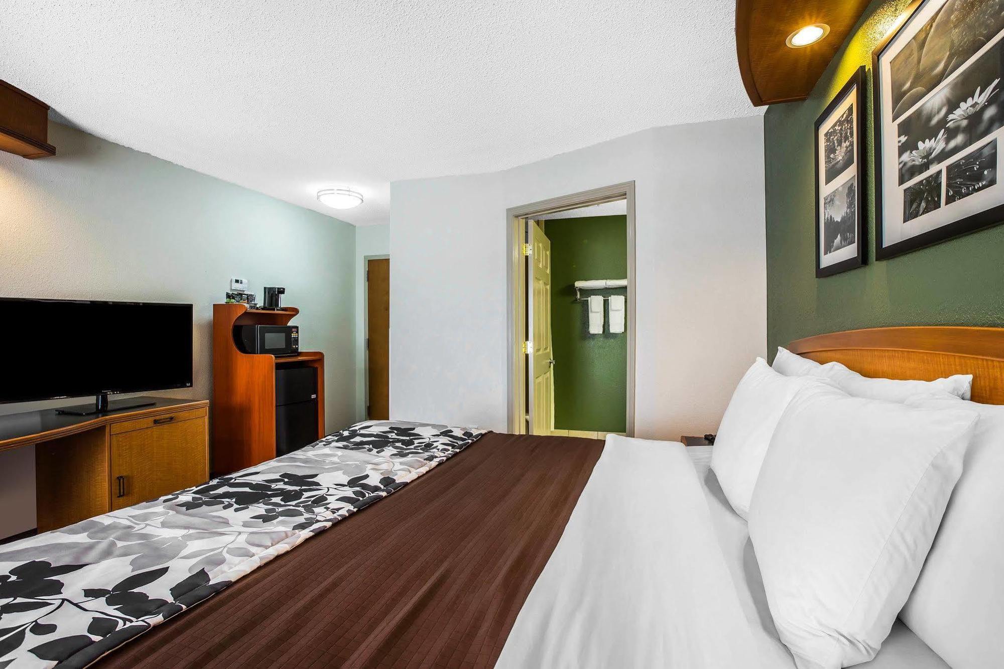 Отель Clarion Pointe Albemarle Экстерьер фото